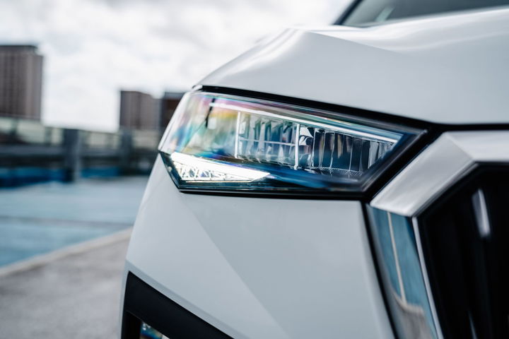 Primer plano del faro del Skoda Scala, destaca su diseño moderno y tecnológico.