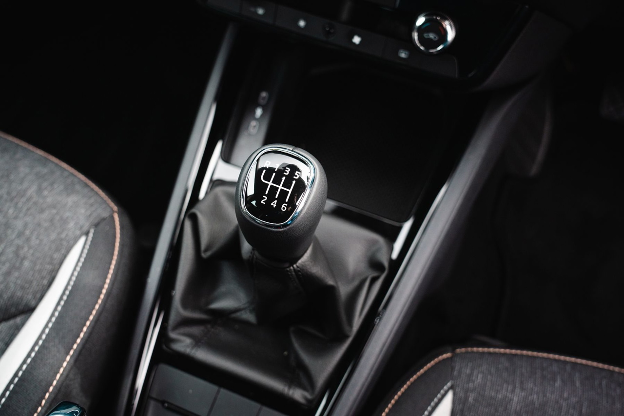 Vista del cambio manual, calidad y ergonomía en el interior