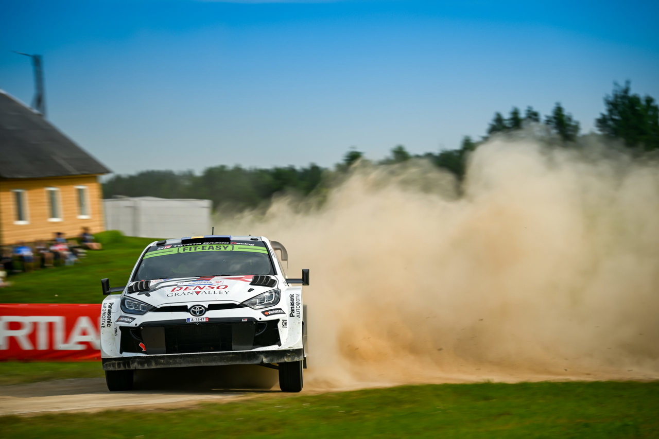 Oliver Solberg, a bordo de su Toyota, desafía las etapas del Rally de Estonia