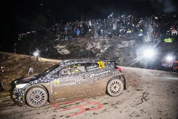 Oliver Solberg compitiendo en condiciones nocturnas con su Toyota en Montecarlo.