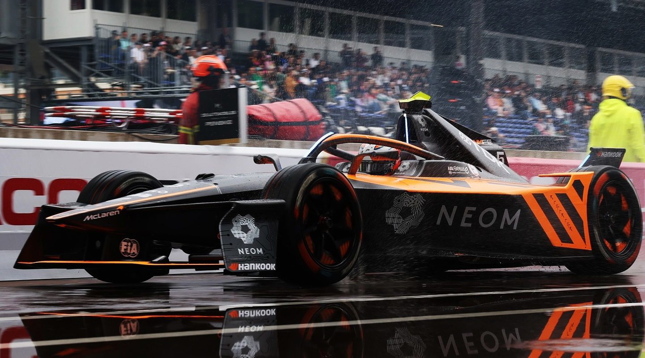 El McLaren FE tiene un diseño aerodinámico y futurista, ideal para la Fórmula E.