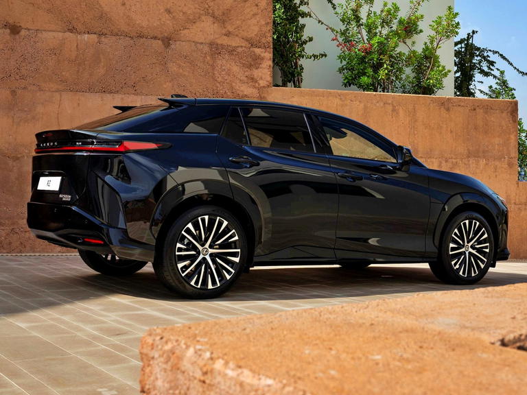 Vista lateral y trasera del Lexus RZ, un SUV elegante y moderno.