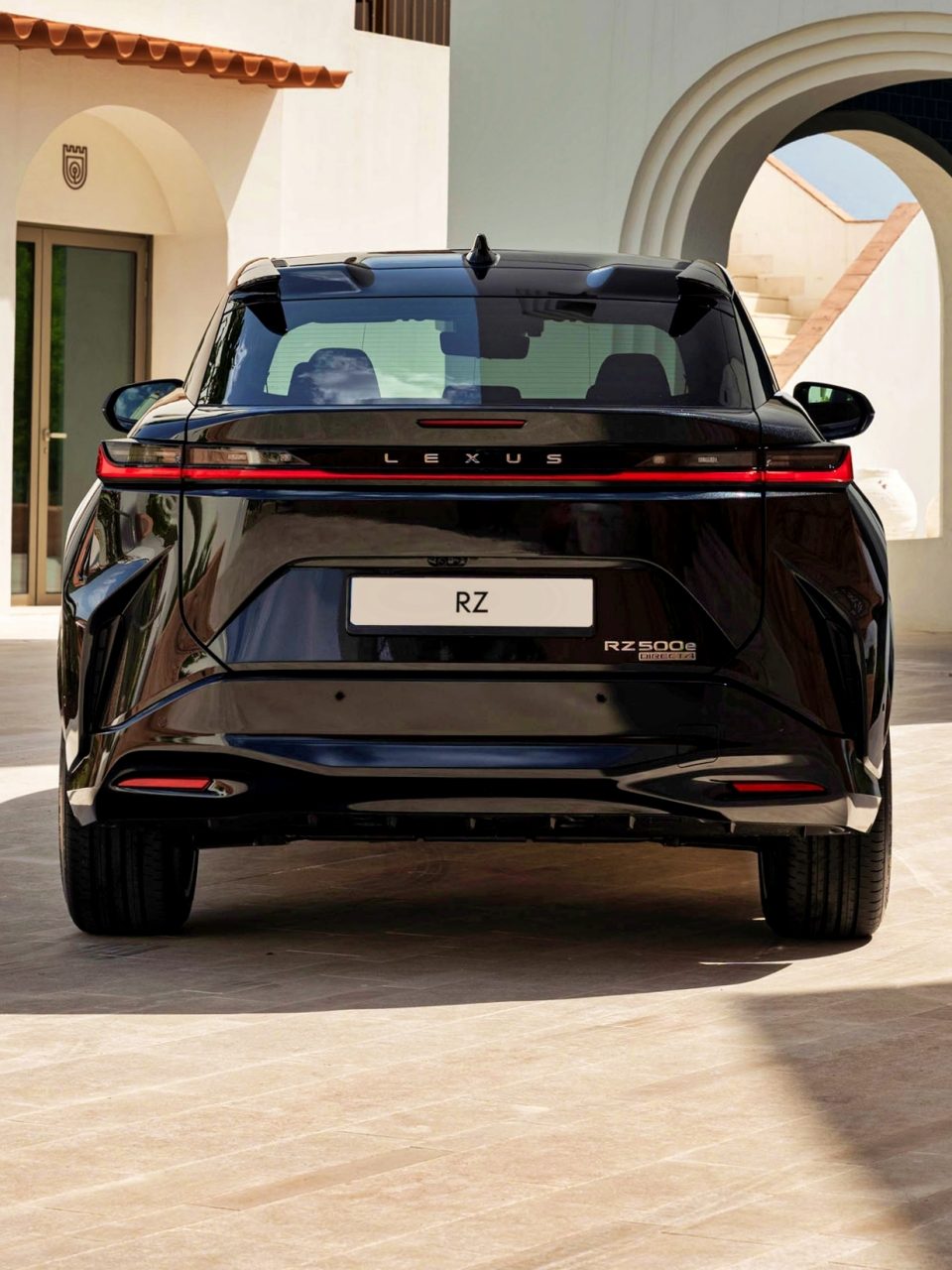 Vista trasera del Lexus RZ 2026, destacando su diseño moderno y elegante.