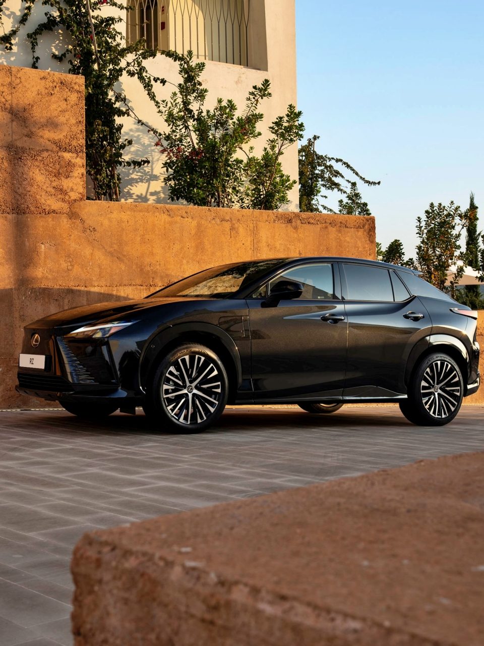 El Lexus RZ 2026 presenta un diseño audaz y elegante, ideal para la ciudad.