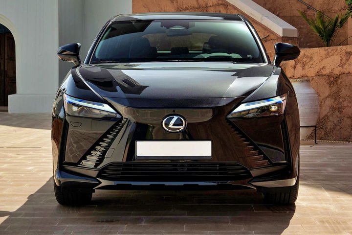 Frontal del Lexus RZ 2026, destacando su diseño elegante y moderno.
