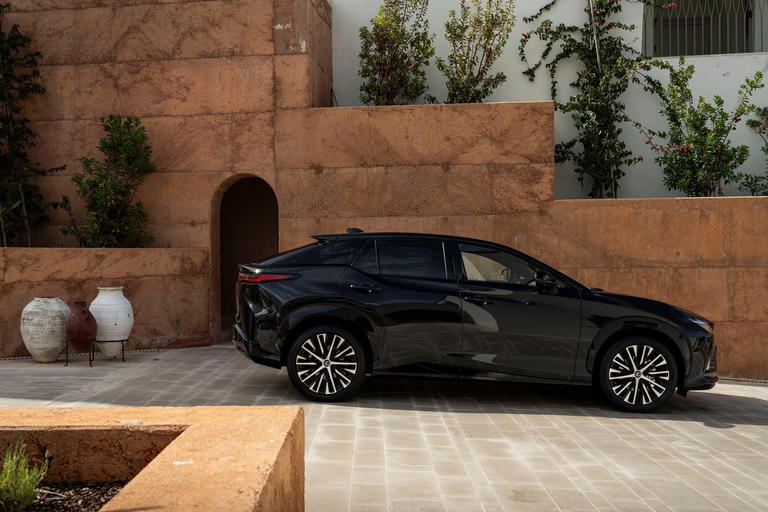 Vista lateral del Lexus RZ, destacando su dise&ntilde;o elegante y contempor&aacute;neo.