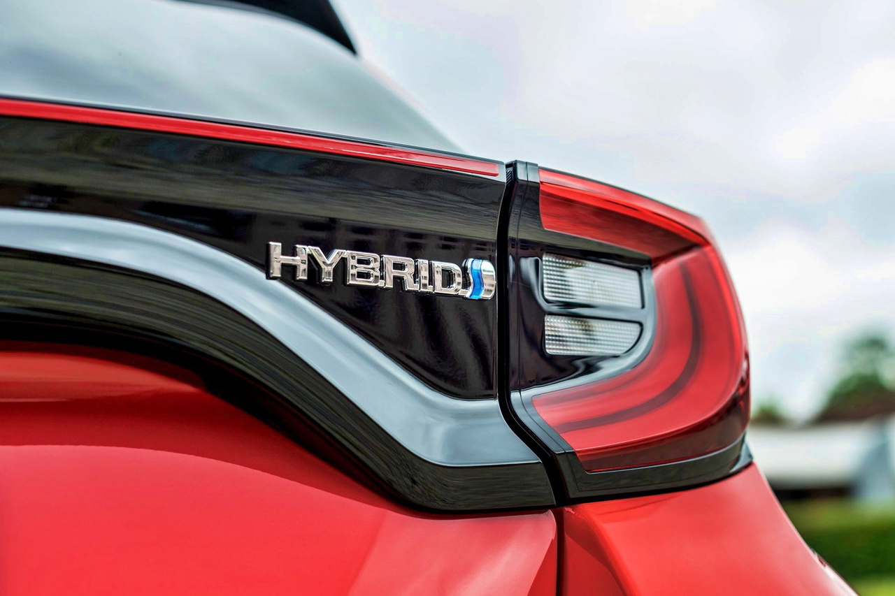 Detalle del logotipo híbrido del Toyota Aygo, que destaca su eficiencia.