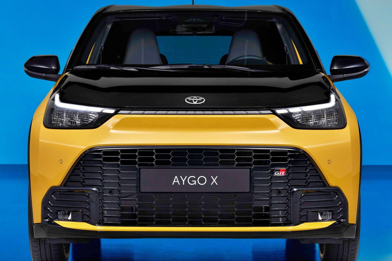 Frontal del Toyota Aygo X, con un diseño moderno y llamativo.