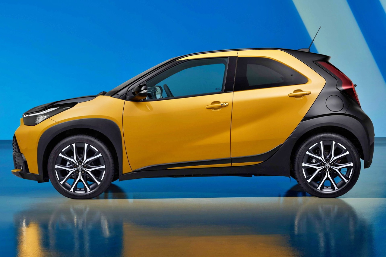 El Toyota Aygo presenta un diseño compacto y moderno, ideal para la ciudad.