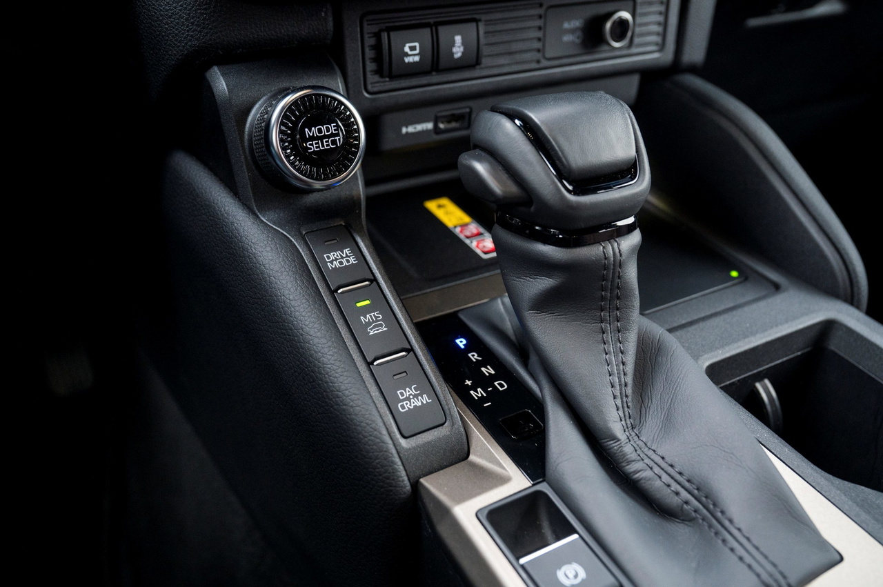 Detalle de la palanca de cambios y botones del Toyota Land Cruiser.