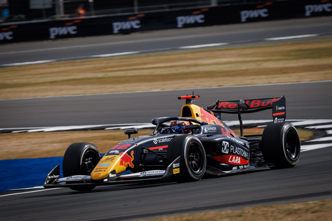 Mari Boya en acción con Red Bull, marcando una carrera destacada en Silverstone.