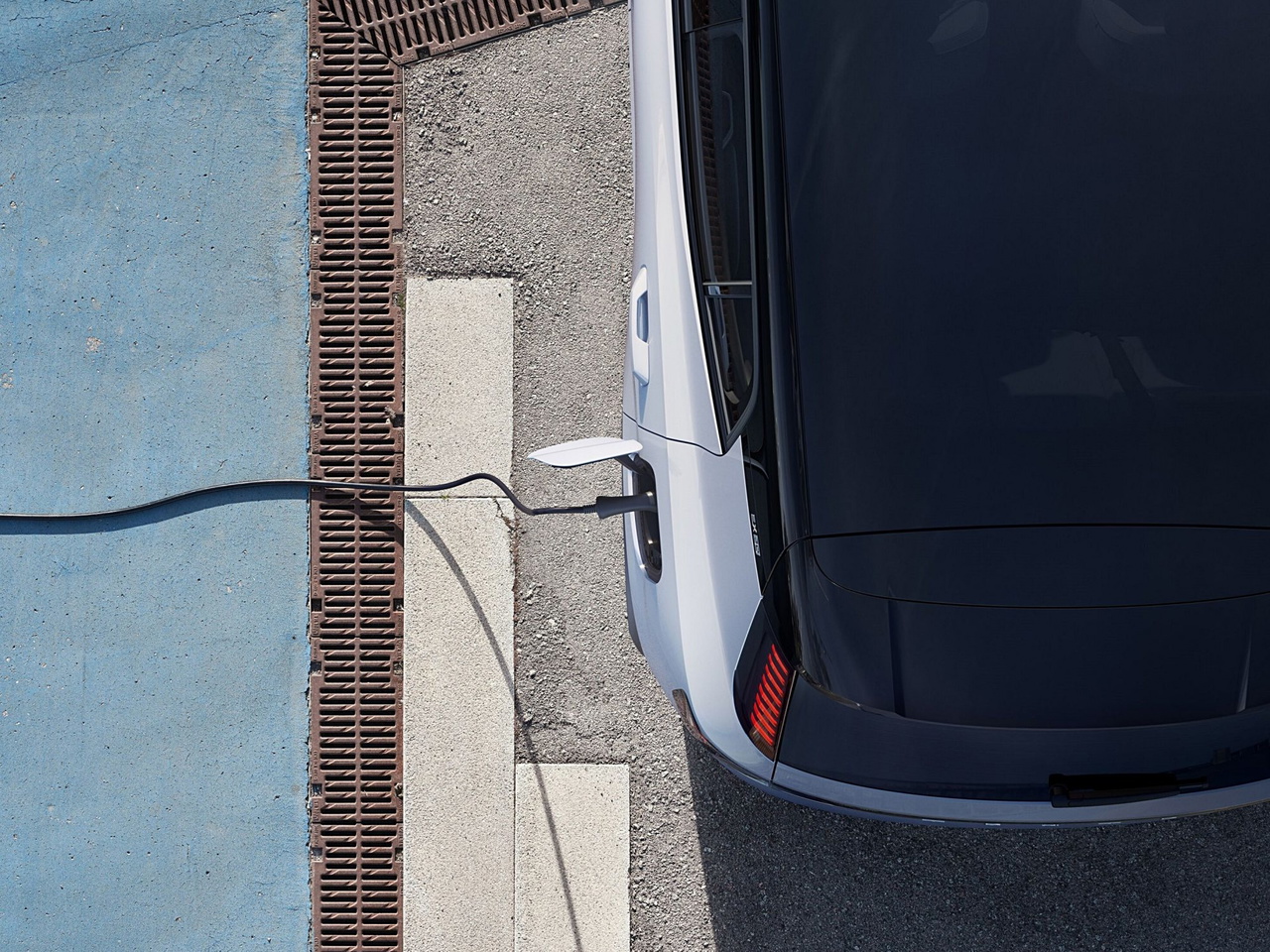 El SUV más accesible de Volvo en plena carga, ideal para viajes económicos.