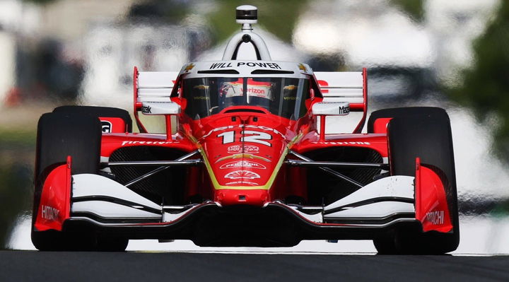 Coche de carreras de Team Penske en plena acción en la pista