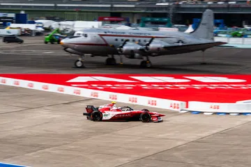 Gabriele Minì y Abbi Pulling en acción durante una prueba de la Fórmula E en Berlín.