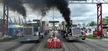 Impresionantes carreras de camiones de 3.000 CV lanzándose con todo su poder.