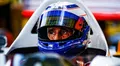 Alain Prost al volante de su McLaren, un momento de gran intensidad en la pista.