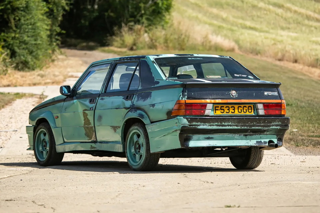 El Alfa Romeo 75 de Clarkson, a la vista en un estado descuidado, es un clásico de coleccionista.