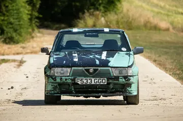 Un Alfa Romeo 75 que ha visto mejores días, su desgaste muestra historias de su pasado. Un Alfa Romeo 75 que ha visto mejores días, su desgaste muestra historias de su pasado.