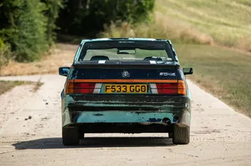 Un Alfa Romeo 75 en estado de abandono, reflejando su historia y legado.