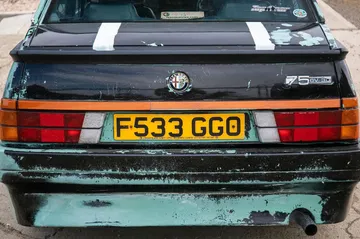 El Alfa Romeo 75 de Clarkson, una joya desgastada por el tiempo, un clásico en peligro.