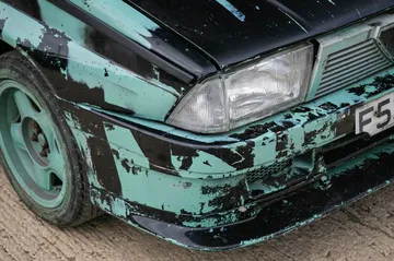 Estado deteriorado de un Alfa Romeo 75, una joya del coleccionismo.