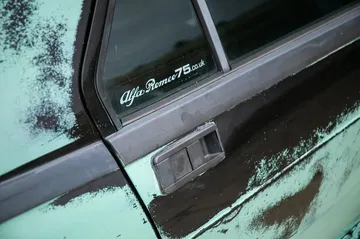 Detalle del Alfa Romeo 75, muestra su desgaste característico.