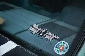 El logo de Top Gear en la luneta trasera de este icónico Alfa Romeo 75.
