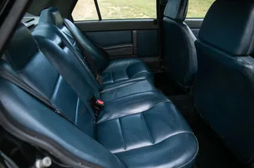 Asientos traseros del Alfa Romeo 75, conservando su diseño clásico.