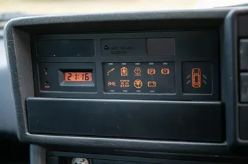 Panel de instrumentación del Alfa Romeo 75, sencillo pero funcional.