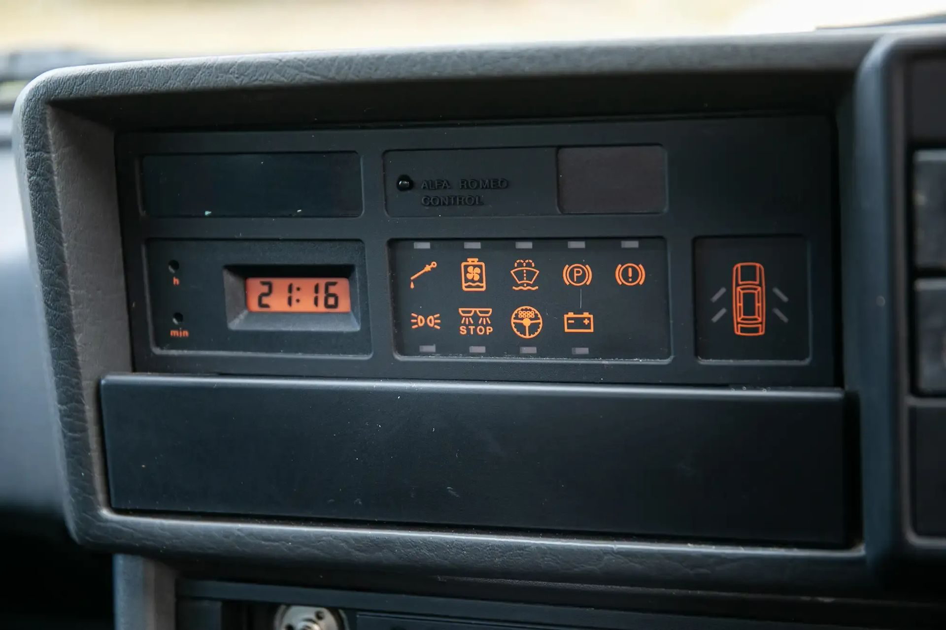 Panel de instrumentación del Alfa Romeo 75, sencillo pero funcional.