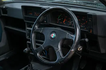 El volante desgastado del Alfa Romeo 75, una joya que merece ser restaurada.