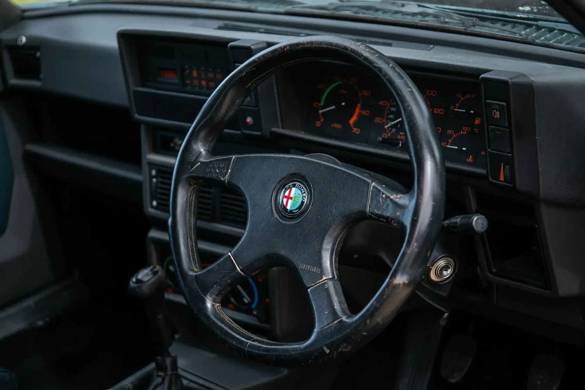 El volante desgastado del Alfa Romeo 75, una joya que merece ser restaurada.
