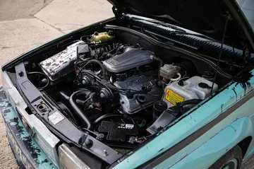 Vista del motor del Alfa Romeo 75, mostrando su estado de uso. Una joya con historia detrás.