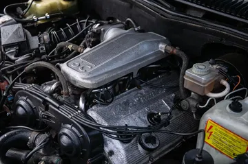 Motor del Alfa Romeo 75, mostrando su diseño clásico y robusto.