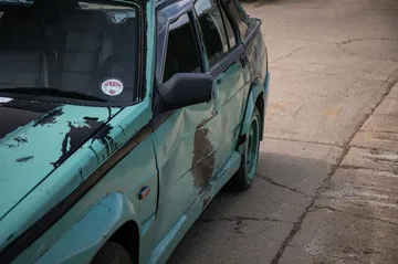 El Alfa Romeo 75 de Clarkson muestra un exterior desgastado, con rasguños evidentes.