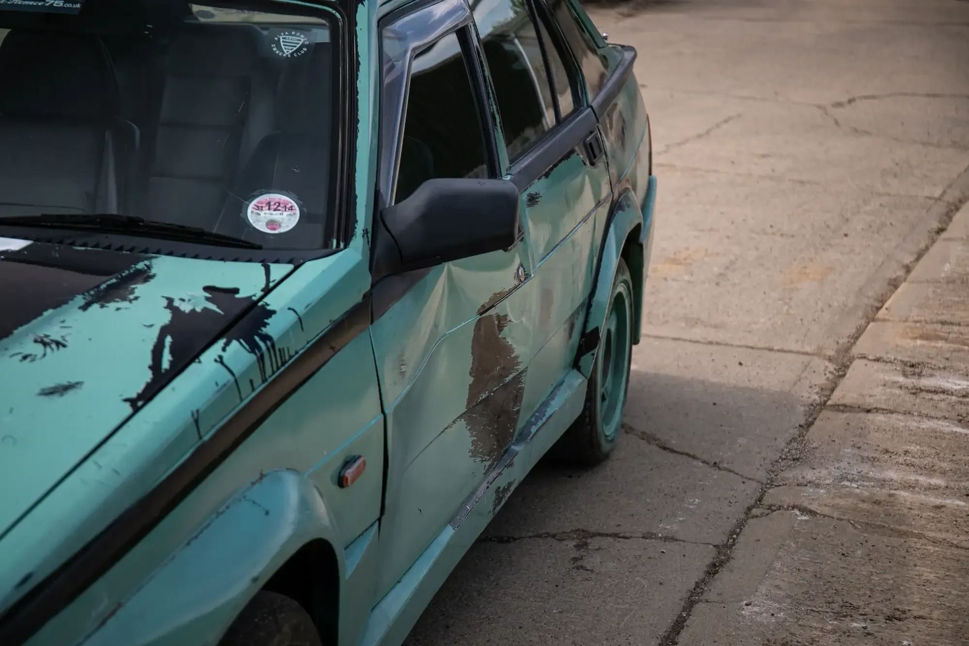 El Alfa Romeo 75 de Clarkson muestra un exterior desgastado, con rasguños evidentes.