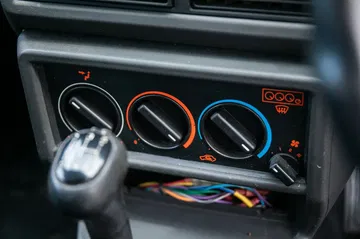 Controles del sistema de climatización en un Alfa Romeo 75.