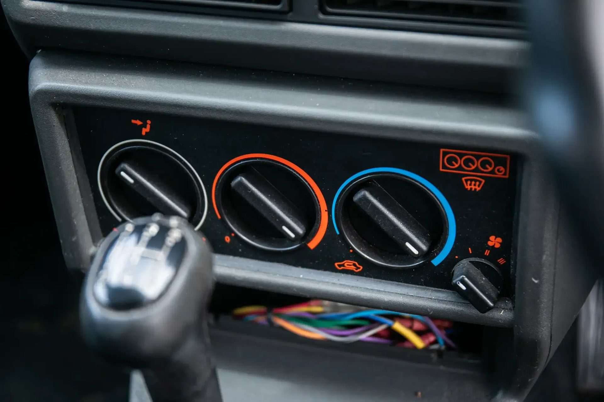 Controles del sistema de climatización en un Alfa Romeo 75.
