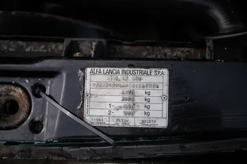 Ficha técnica del Alfa Romeo 75 donde se detallan especificaciones y peso.