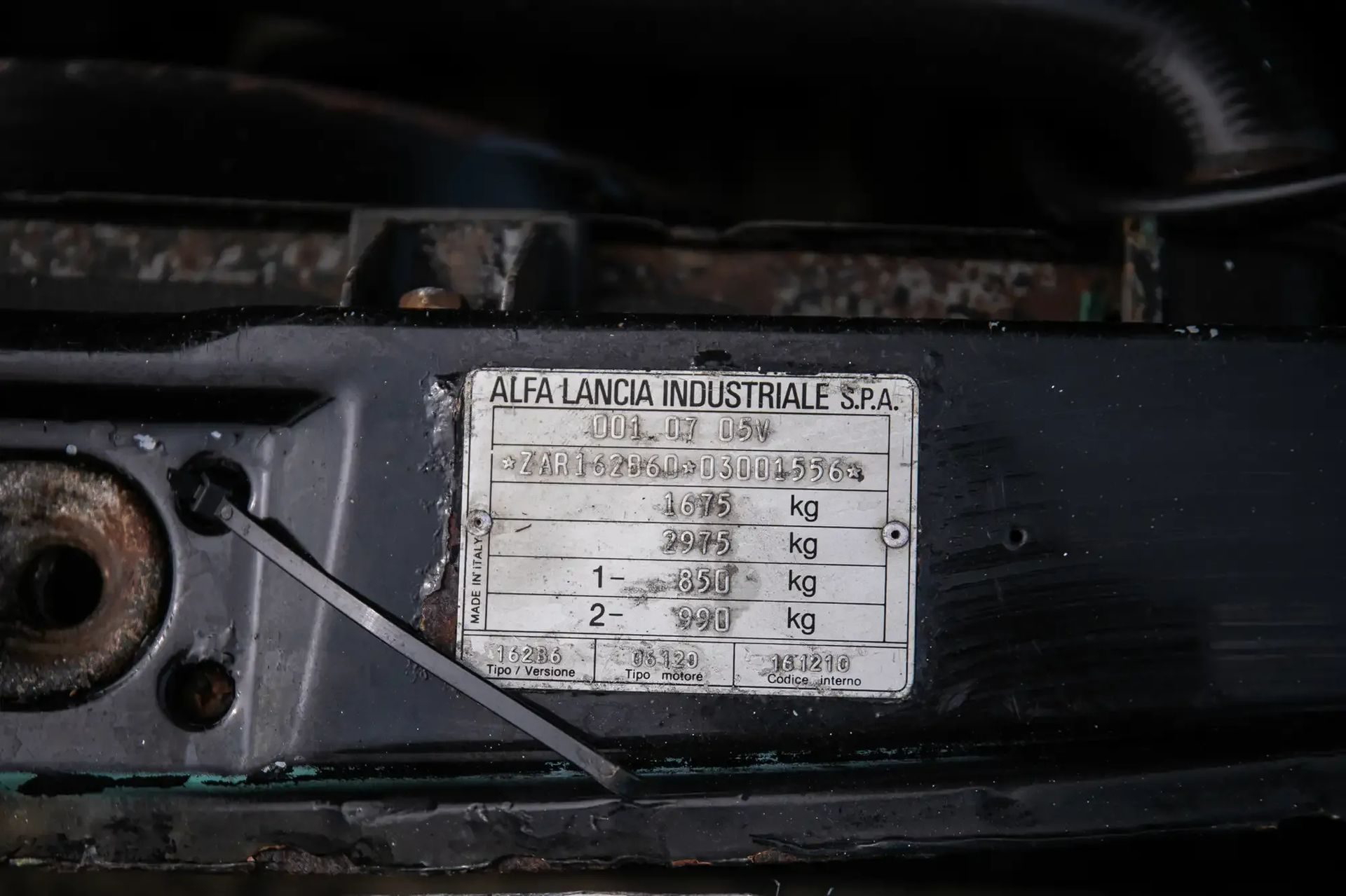 Ficha técnica del Alfa Romeo 75 donde se detallan especificaciones y peso.