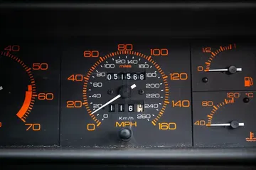 Cuadrantes del velocímetro y medidores del Alfa Romeo 75, clásico y enigmático.