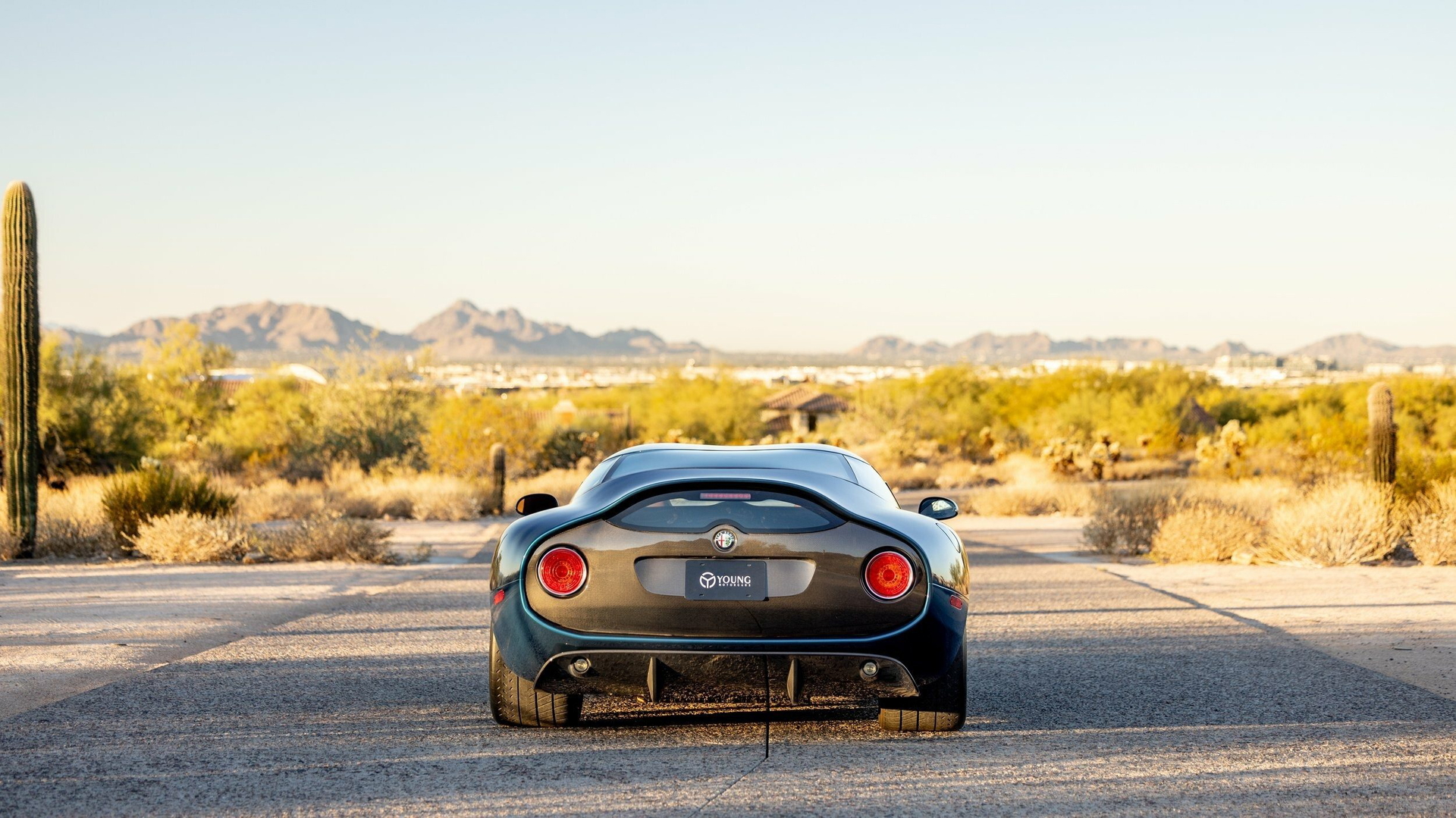 Vista trasera del Alfa Romeo TZ3 Stradale, con su diseño distintivo y elegante.