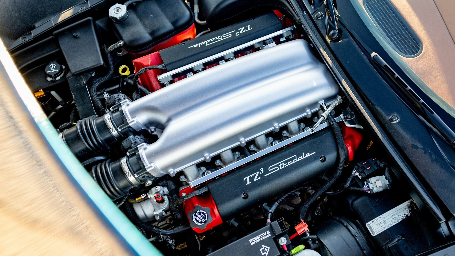 Vista del impresionante motor V10 del Alfa Romeo TZ3 Stradale, una obra maestra de ingeniería.