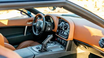 Interior del Alfa Romeo TZ3 Stradale, destacando su diseño deportivo y acabados premium.
