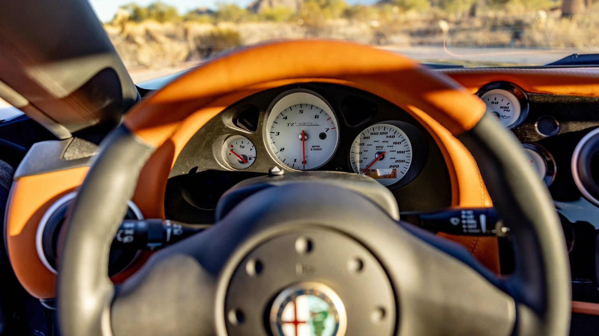 Vista del salpicadero con detalles en cuero y medidores de rendimiento.