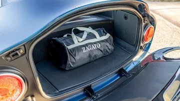 Maletero del Alfa Romeo TZ3 Stradale, mostrando la calidad y el diseño.