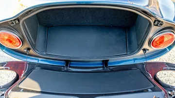 Amplio maletero del Alfa Romeo TZ3 Stradale, destacando su diseño minimalista.