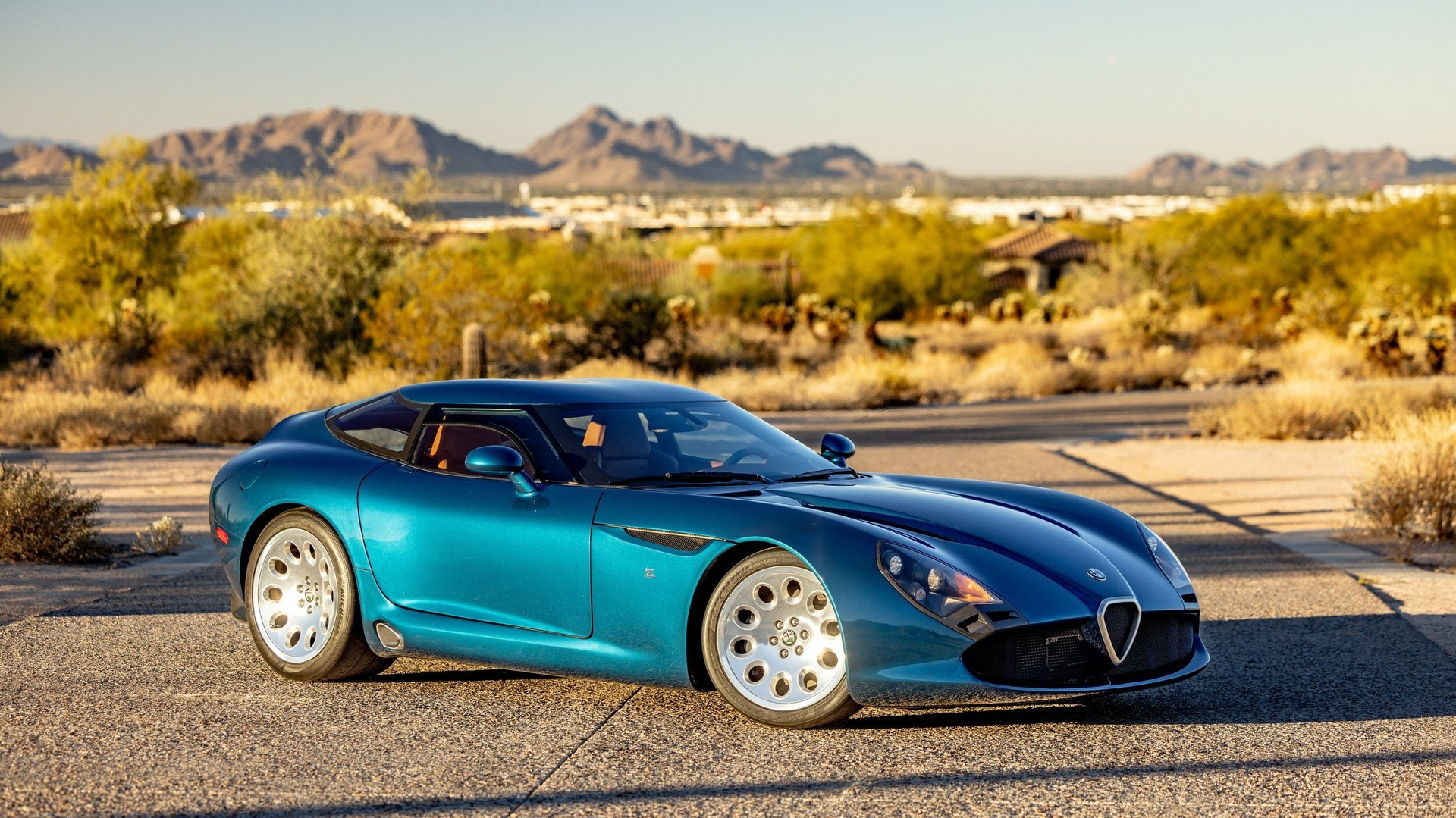 Impresionante Alfa Romeo TZ3 Stradale con motor V10, un verdadero logro de diseño y rendimiento