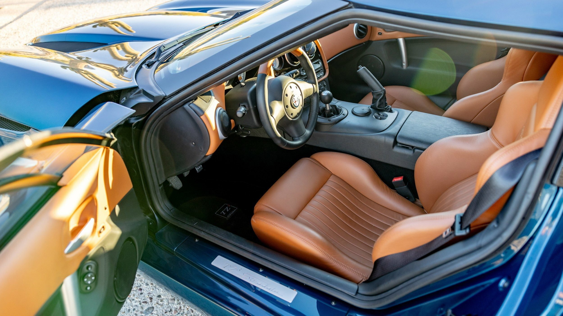 Interiores lujosos con volante deportivo y asientos de cuero en un Alfa Romeo.