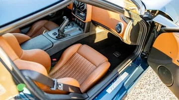 Detallado interior del Alfa Romeo TZ3 Stradale con asientos de cuero. Detallado interior del Alfa Romeo TZ3 Stradale con asientos de cuero.